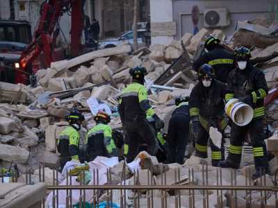 Palazzina crollata a Bari, si continua a scavare: le immagini
